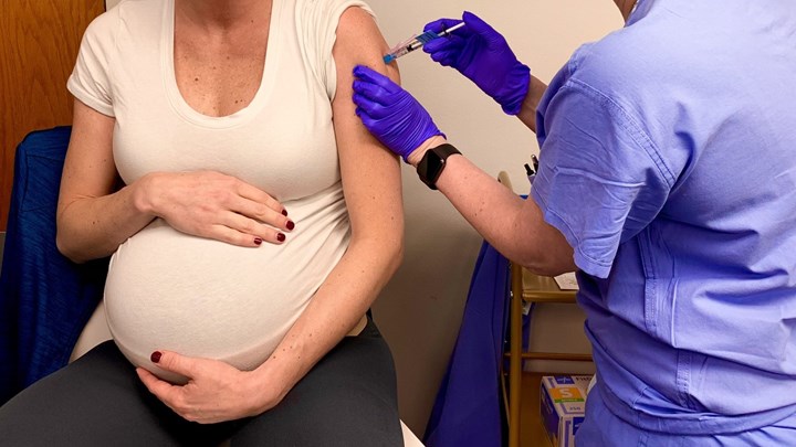 Εμβόλιο κορονοϊού: Τι πρέπει να κάνουν οι έγκυες και όσες θηλάζουν – Υπάρχουν επιδράσεις στο βρέφος;
