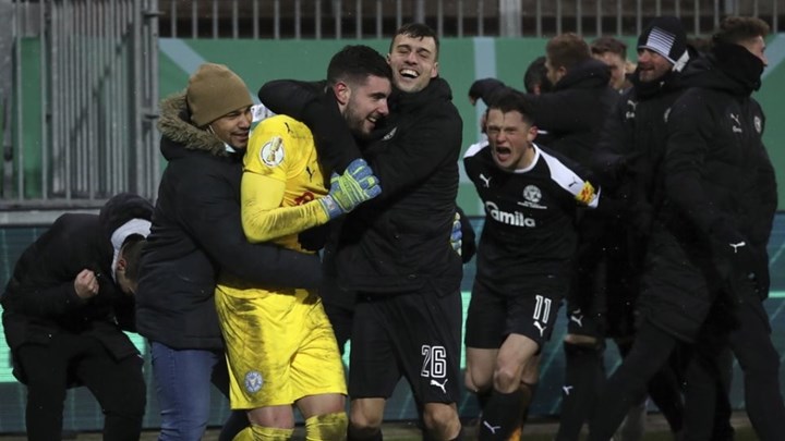 «Βόμβα» στο κύπελλο Γερμανίας: Ομάδα της Β κατηγορίας απέκλεισε την Μπάγερν – Ήρωας Έλληνας τερματοφύλακας – ΒΙΝΤΕΟ