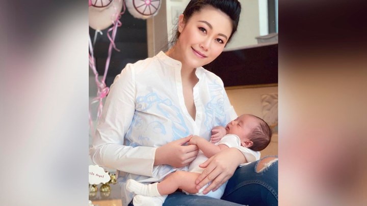 Σοκ στο Χονγκ Κονγκ: Βουτιά θανάτου για τη μοναχοκόρη μεγιστάνα – Έπεσε στο κενό με την 5 μηνών κόρη της-ΦΩΤΟ