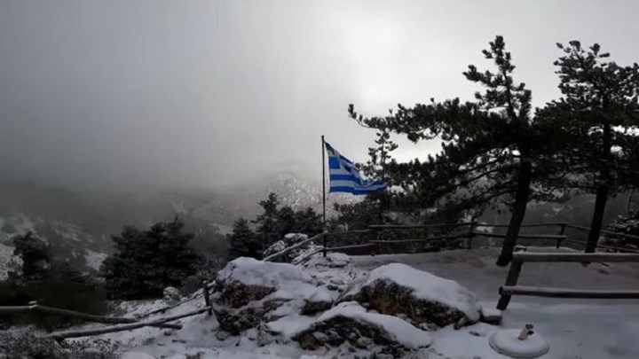 Καταφύγιο Μπάφι: Έπεσε το πρώτο χιόνι της χρονιάς στην Πάρνηθα – ΒΙΝΤΕΟ