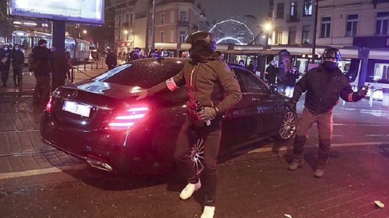 Επεισόδια στο Βέλγιο – Διαδηλωτές επιτέθηκαν στο αυτοκίνητο του βασιλιά – ΒΙΝΤΕΟ