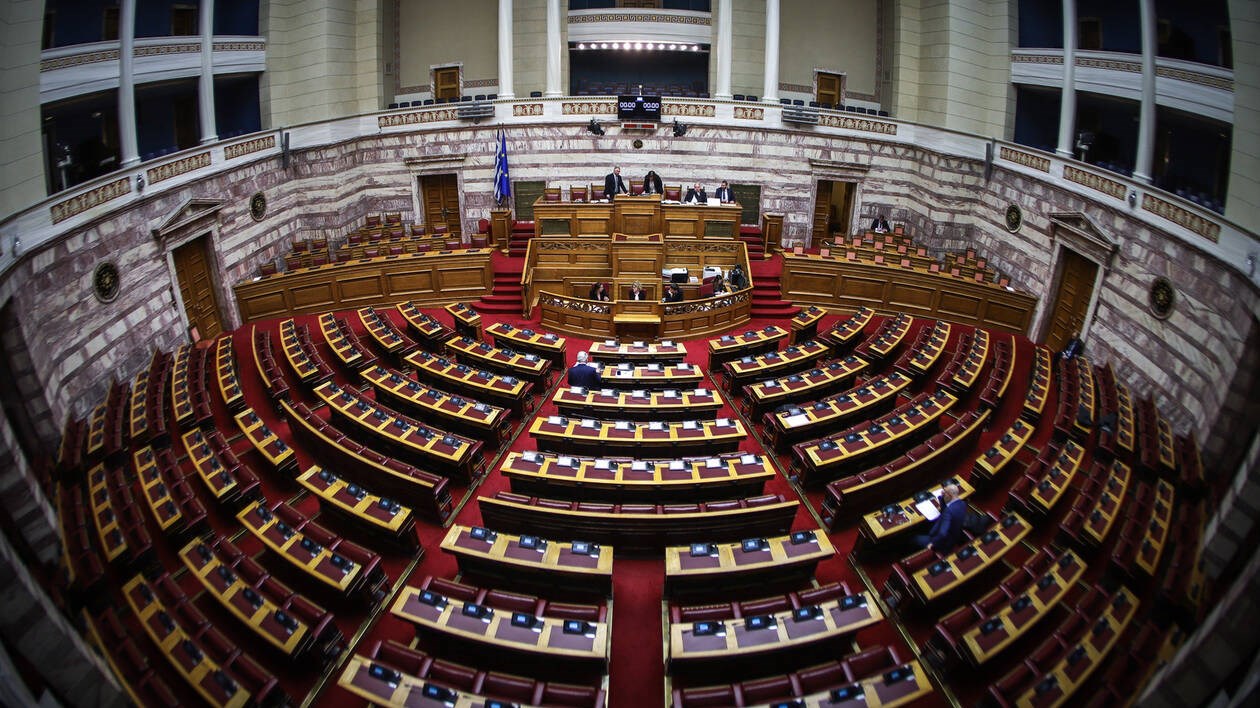 Βαρβιτσιώτης: Η Ελλάδα μπορεί να χειρίζεται τα θέματα της εθνικής της κυριαρχίας με ομοφωνία – Αντιπαράθεση με ΚΚΕ
