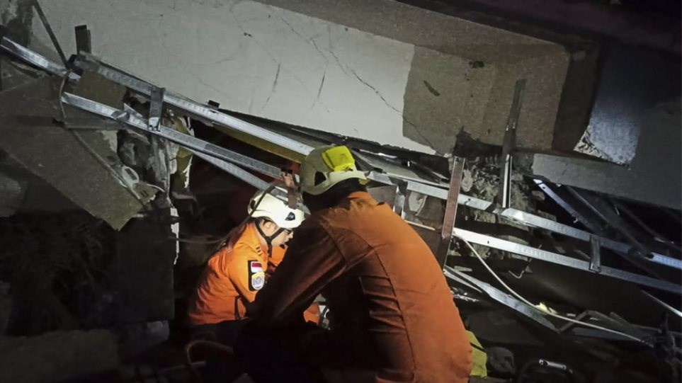 Σεισμός στην Ινδονησία: Κατέρρευσε νοσοκομείο παγιδεύοντας ασθενείς και προσωπικό – ΒΙΝΤΕΟ