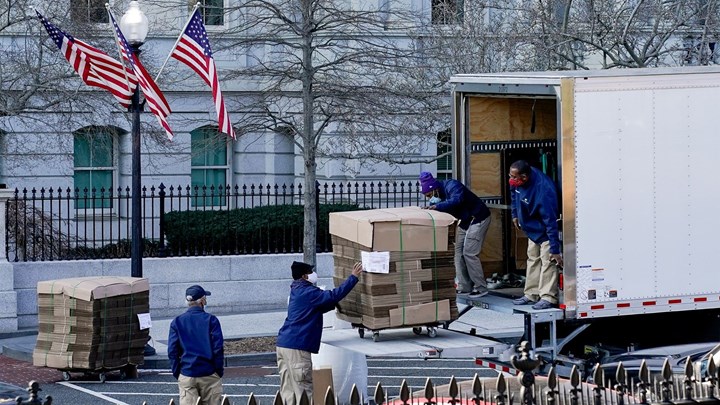Πακετάρει ο Τραμπ – Κινητικότητα στον Λευκό Οίκο με φορτηγά και κούτες – Αποχωρούν οι συνεργάτες του