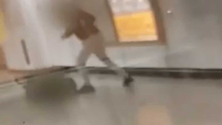 Επίθεση στο μετρό: Η ανακοίνωση της ΕΛ.ΑΣ. για τη σύλληψη των δραστών