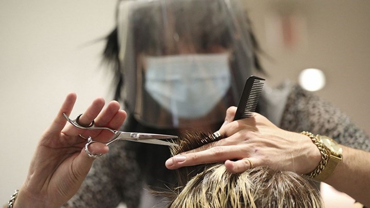 Άνοιγμα καταστημάτων: Το SMS των 2 ωρών ισχύει για τα κομμωτήρια; Τι απάντησε ο Γεωργιάδης