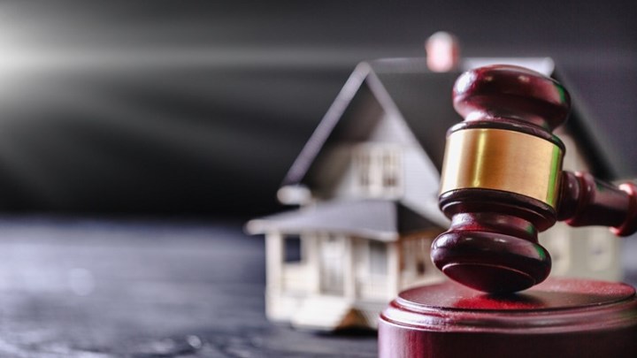 Πλειστηριασμοί: Πώς αναστέλλονται και μέχρι πότε- Τι αλλάζει με τον νέο Πτωχευτικό – Γράφει η Κατερίνα Φραγκάκη