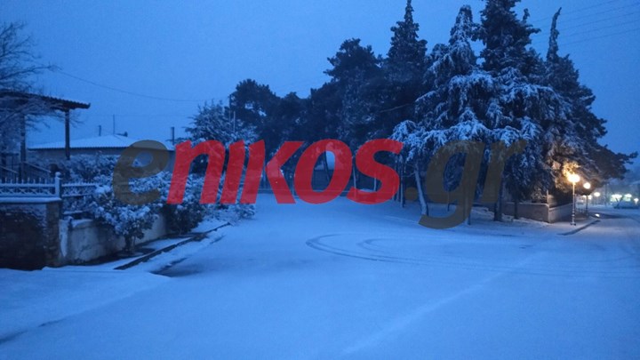 Κακοκαιρία «Λέανδρος»: Στα «λευκά» η χώρα – Πού είναι κλειστοί οι δρόμοι, πού χρειάζονται αλυσίδες