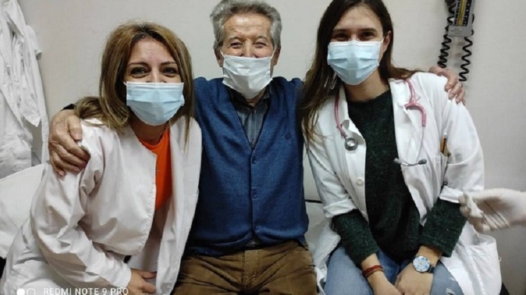 Βέροια: Αψήφησε το κρύο και εμβολιάστηκε πρώτος – ΦΩΤΟ