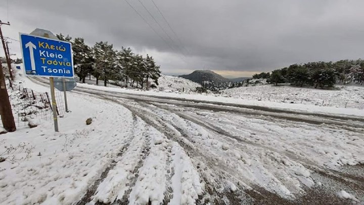 Λέσβος: Εγκλωβίστηκαν κτηνοτρόφοι και οδηγοί από τις χιονοπτώσεις – Ποια σχολεία θα είναι κλειστά