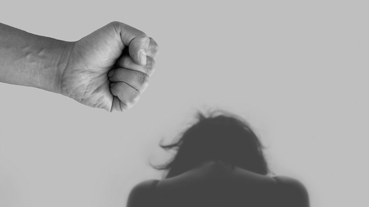 “Η βία δεν έχει ηλικία”: Εκτοξεύθηκαν τα περιστατικά ενδοοικογενειακής βίας κατά τη διάρκεια της πανδημίας