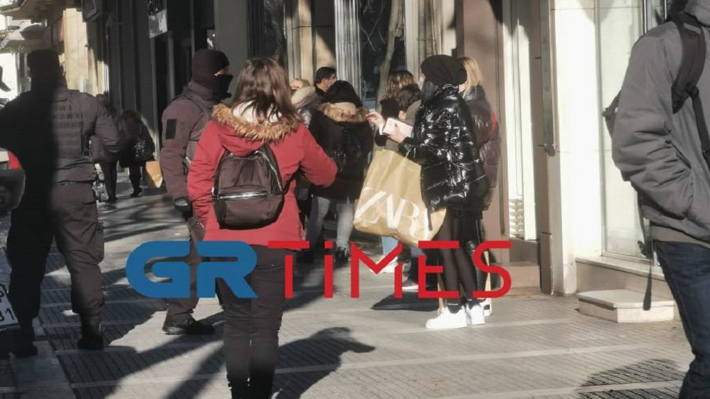 Θεσσαλονίκη: Ουρές με το… καλημέρα στα καταστήματα – ΦΩΤΟ
