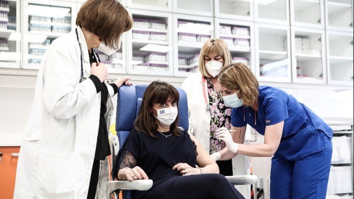 Κορονοϊός: Η Κατερίνα Σακελλαροπούλου έκανε τη δεύτερη δόση του εμβολίου