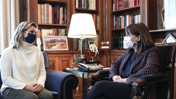 Σακελλαροπούλου μετά τη συνάντηση με Μπεκατώρου: Καιρός να πάψει η ενοχοποίηση των θυμάτων και η ατιμωρησία των θυτών