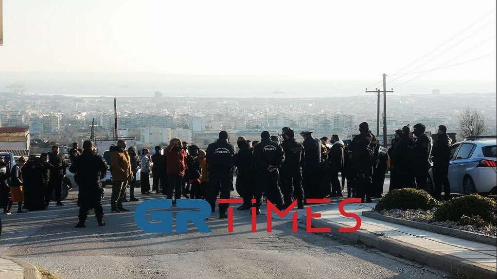 Κορονοϊός-Εύοσμος: Ένταση σε κηδεία Ρομά – ΒΙΝΤΕΟ