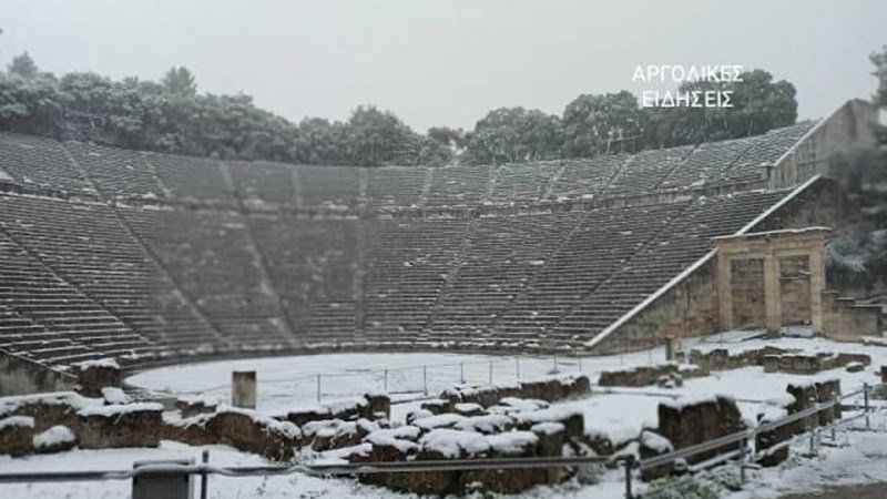 Μαγικό το… σκηνικό στο χιονισμένο Αρχαίο Θέατρο της Επιδαύρου