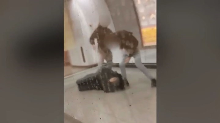 Μετρό: Στον ανακριτή οι δύο ανήλικοι κατηγορούμενοι για τον ξυλοδαρμό του σταθμάρχη