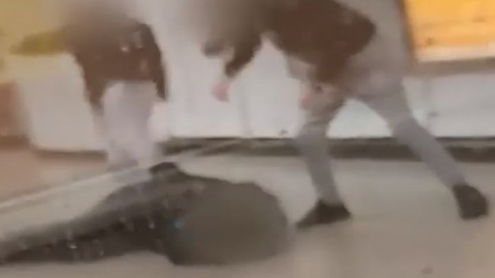 Επίθεση στον σταθμάρχη: “Τα παιδιά έχουν μετανιώσει – Θέλουν να του μιλήσουν και να του σταθούν” λέει η μητέρα