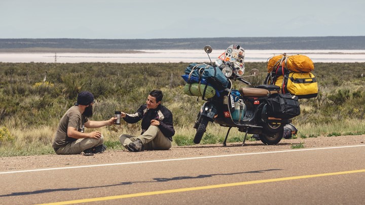 Κορονοϊός: “Αποκλεισμένοι” στην Αργεντινή δύο Έλληνες που γυρίζουν τον κόσμο πάνω σε μια βέσπα – ΦΩΤΟ
