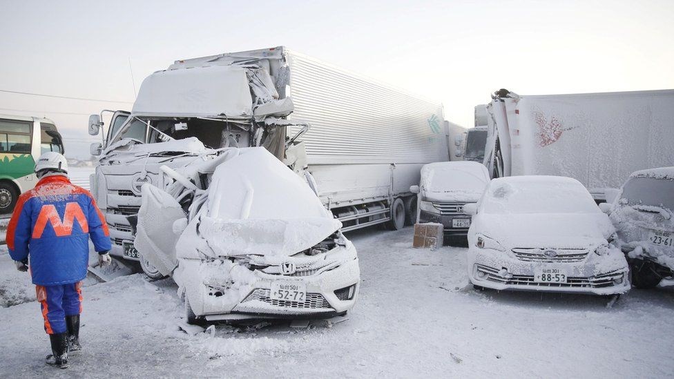 Ιαπωνία: Καραμπόλα 130 αυτοκινήτων λόγω χιονοθύελλας – Ένας νεκρός και δέκα τραυματίες