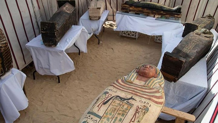 Αίγυπτος: Ανακαλύφθηκαν 50 σαρκοφάγοι και πάπυρος από τη Βίβλο των Νεκρών στη Νεκρόπολη της Σακκάρα
