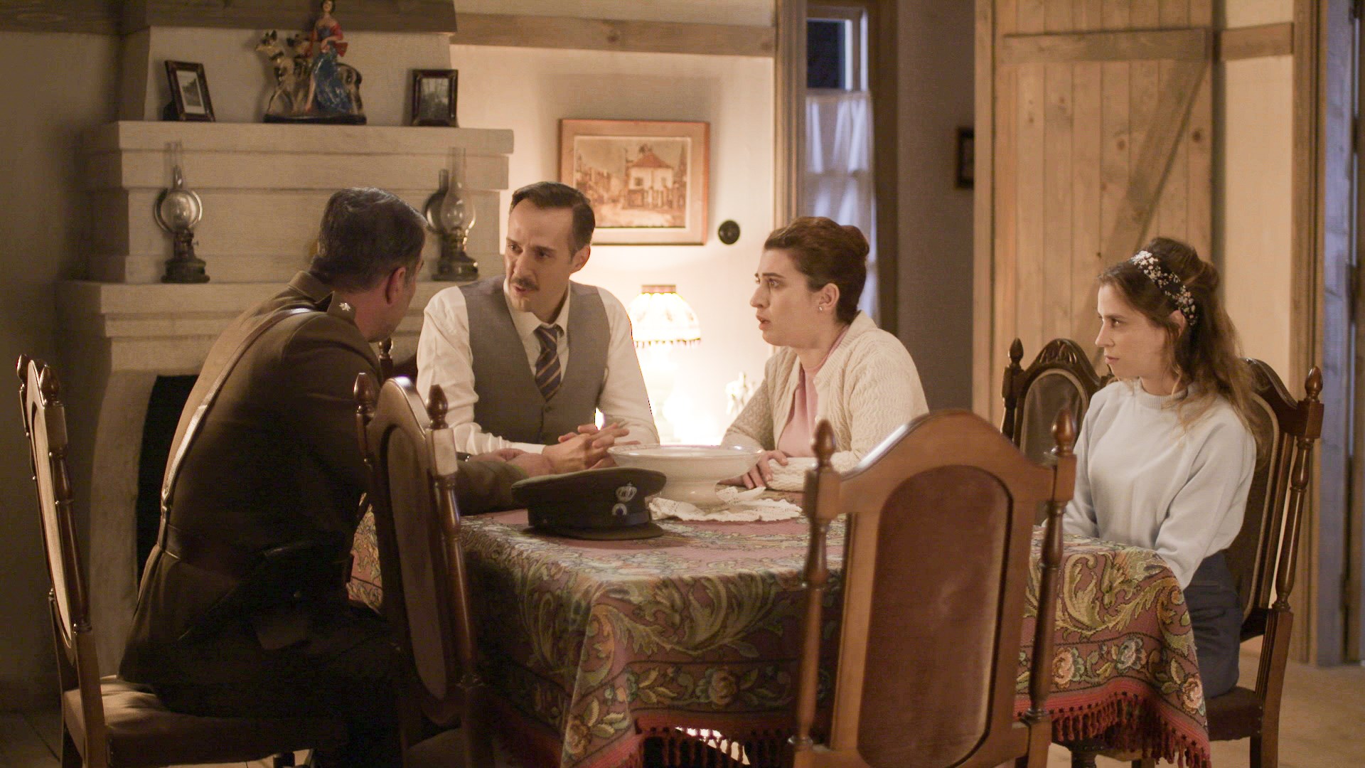 Άγριες Μέλισσες: Τι θα δούμε απόψε – Ο αρραβώνας του Βόσκαρη “σκάει” σαν βόμβα στο Διαφάνι