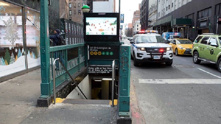 Νέα Υόρκη: Έσπρωξαν γυναίκα στο μετρό τη στιγμή που έφθανε ο συρμός