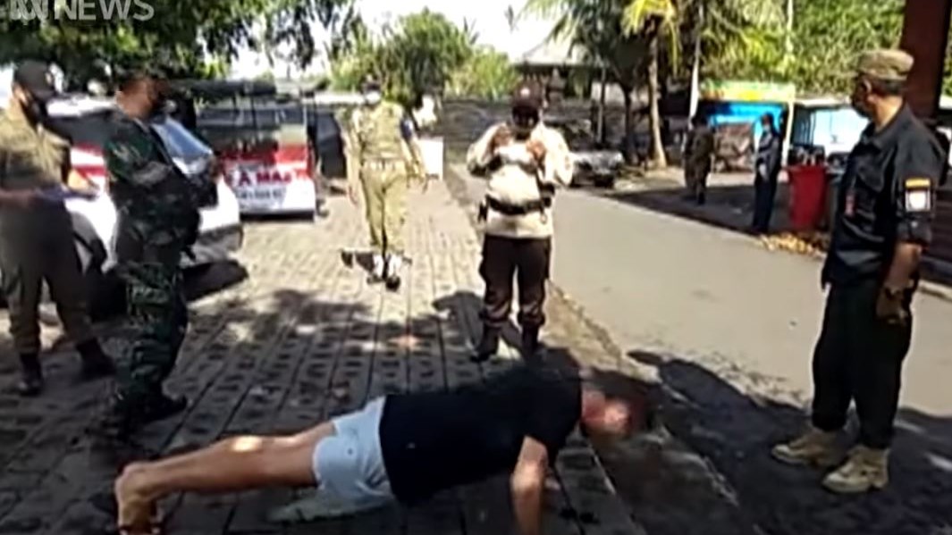 Μπαλί: “Να κάνουμε…push ups” – Δείτε πώς τιμωρούν τους τουρίστες που δεν φορούν μάσκα – ΒΙΝΤΕΟ