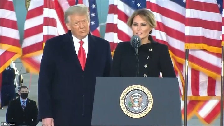 Μελάνια Τραμπ: Λαμπερή και μαυροφορεμένη είπε “αντίο” στον Λευκό Οίκο