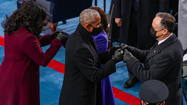 Ορκωμοσία Μπάιντεν: Τι ψιθύρισε ο Ομπάμα στην Κάμαλα Χάρις – ΦΩΤΟ