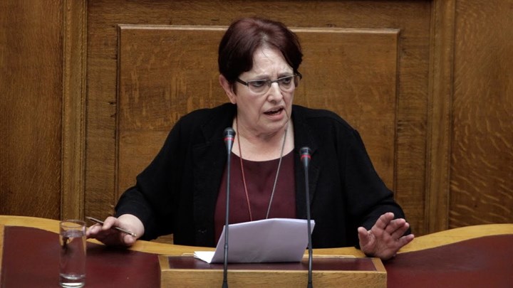 Η ατάκα της Παπαρήγα στη Βουλή: Δεν μπορώ να μιλάω με υπόκρουση τον Μπογδάνο