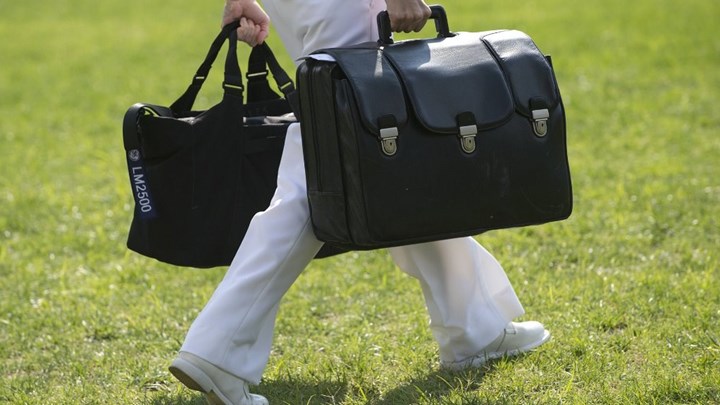 ΗΠΑ: Πώς ο Μπάιντεν πήρε στα χέρια το βαλιτσάκι με τους κωδικούς για τα πυρηνικά από τον Τραμπ