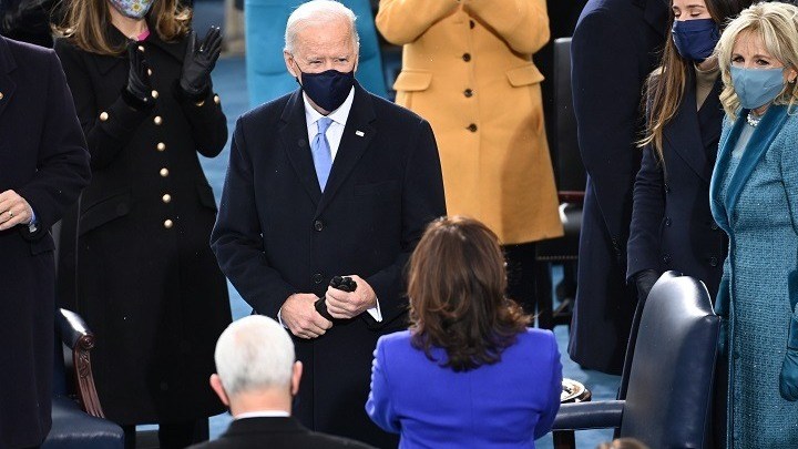 Tα αξιοπερίεργα στην ορκωμοσία Μπάιντεν: Τα γάντια του Σάντερς, η φούστα της Lady Gaga και η Βίβλος