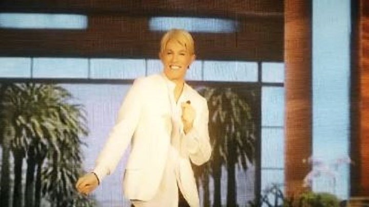 Επικός Τάκης Ζαχαράτος: Παίρνει συνέντευξη ως Έλεν ΝτεΤζένερις από Μπάιντεν και Τραμπ