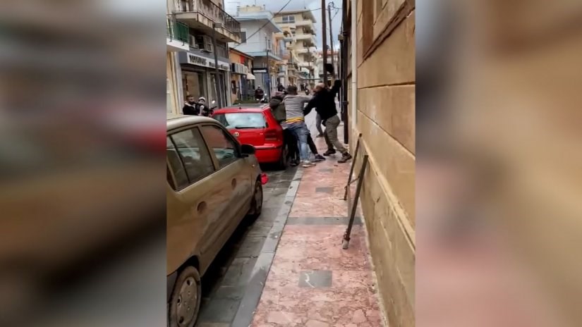 Χίος: Άγρια συμπλοκή μεταναστών στο κέντρο της πόλης – ΒΙΝΤΕΟ