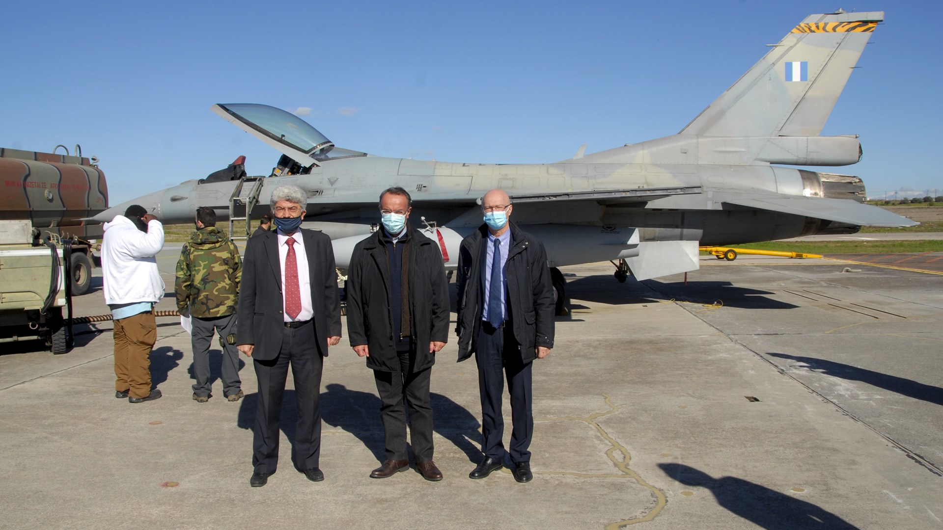 Ο υπουργός Οικονομικών στην «οχιά» της Πολεμικής Αεροπορίας – ΦΩΤΟ