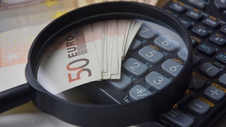 «Τσεκούρι» στην Επιστρεπτέα Προκαταβολή 5: Γιατί “κόβονται” 4 στους 10 – Πόσο… κουρεύονται και τα ποσά