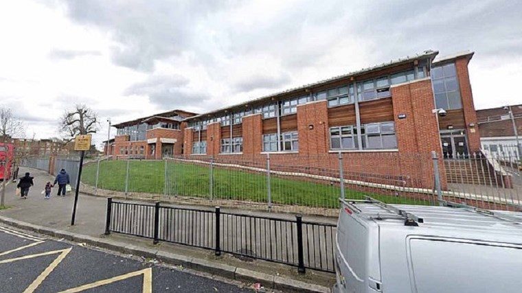 Βρετανία: Έφοδος σε γάμο με 400 καλεσμένους σε σχολείο – Πρόστιμο 10.000 λιρών στον διοργανωτή