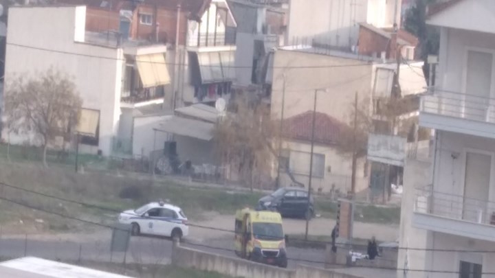 Συναγερμός στη Λάρισα: Άνδρας βρέθηκε νεκρός στον δρόμο – Φέρει τραύμα στο κεφάλι