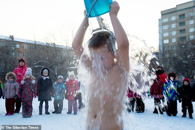 Σιβηρία: Μαθητές νηπιαγωγείου κάνουν σάουνα και κρύα ντους για να αποφεύγουν τις ιώσεις – ΒΙΝΤΕΟ