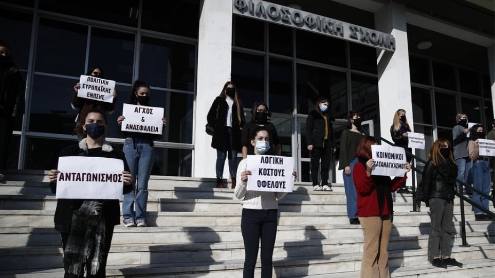 “Σπάμε τη σιωπή”: Παράσταση διαμαρτυρίας από φοιτητές και φοιτήτριες στο ΑΠΘ – ΦΩΤΟ – ΒΙΝΤΕΟ