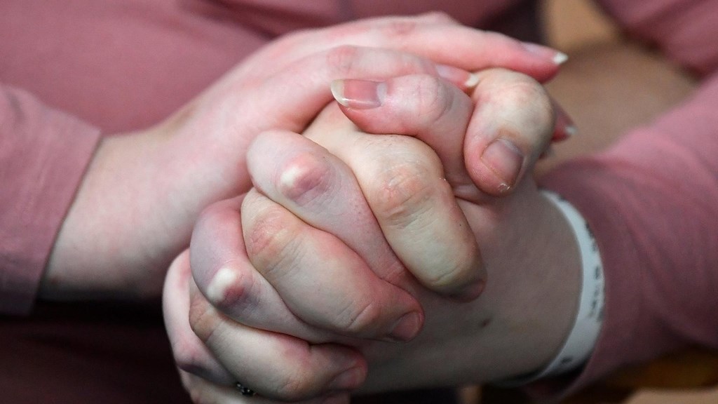Κορονοϊός: Ζευγάρι παντρεύτηκε στο νοσοκομείο λίγο πριν διασωληνωθεί ο γαμπρός