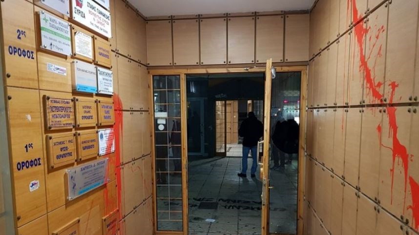 Θεσσαλονίκη: Επίθεση με μπογιές σε πολυκατοικία όπου μένει δικαστικός – Τρεις προσαγωγές