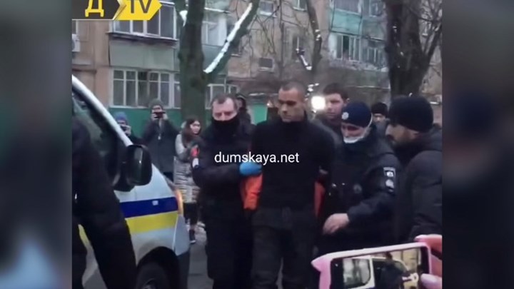 Φρίκη στην Ουκρανία: Κυκλοφορούσε γυμνός στους δρόμους με το κομμένο κεφάλι του πατέρα του