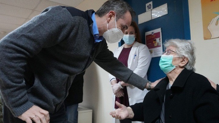 Στο Κέντρο Υγείας Καμινίων ο Μητσοτάκης: Έχουν εμβολιαστεί περισσότεροι από 140.000 πολίτες