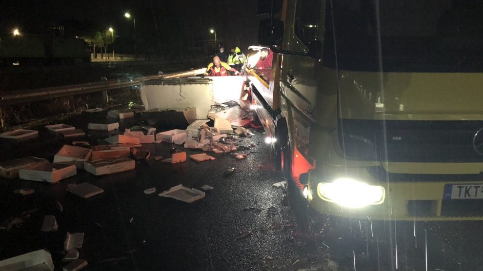 Γέμισε… ψάρια η εθνική οδός Τρικάλων-Καλαμπάκας έπειτα από τροχαίο – ΦΩΤΟ