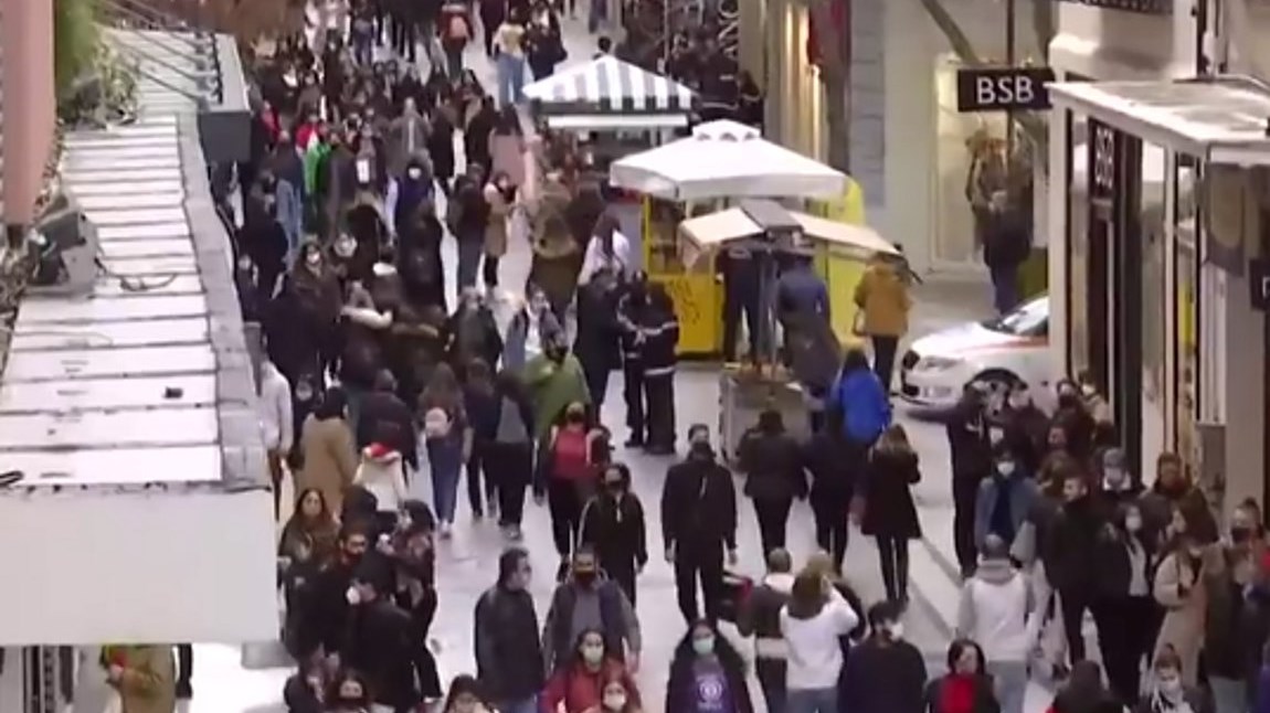 Ατελείωτες ουρές έξω από καταστήματα – ΒΙΝΤΕΟ