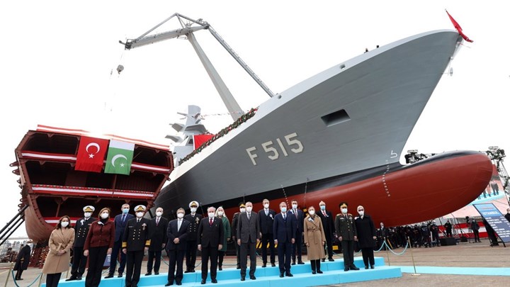 Το σόου Ερντογάν με την κορβετο-φρεγάτα και τα αμφιβόλου ποιότητας όπλα της – ΒΙΝΤΕΟ