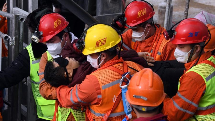 Κίνα: Η στιγμή της διάσωσης 11 μεταλλωρύχων που είχαν παγιδευτεί για 14 μέρες σε ορυχείο χρυσού – ΒΙΝΤΕΟ