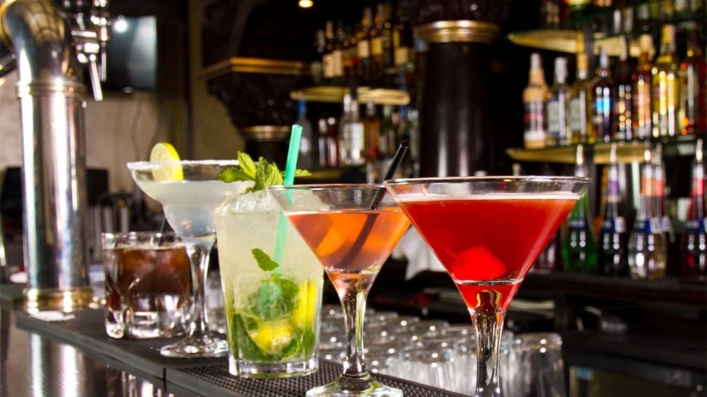 Βόλος: Άνοιξε το μπαράκι και σέρβιρε πελάτες παρά το lockdown – Συνελήφθη η 40χρονη ιδιοκτήτρια